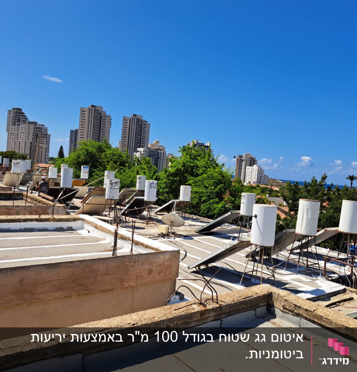 גגות עם קולטי שמש ודודי מים על רקע שמיים כחולים